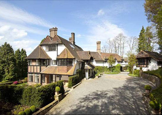 Къща на Джон Ленън се продава за 13,5 милиона паунда
